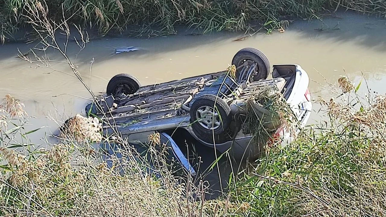 Otomobil kanala uçtu, sürücü yaralı kurtuldu