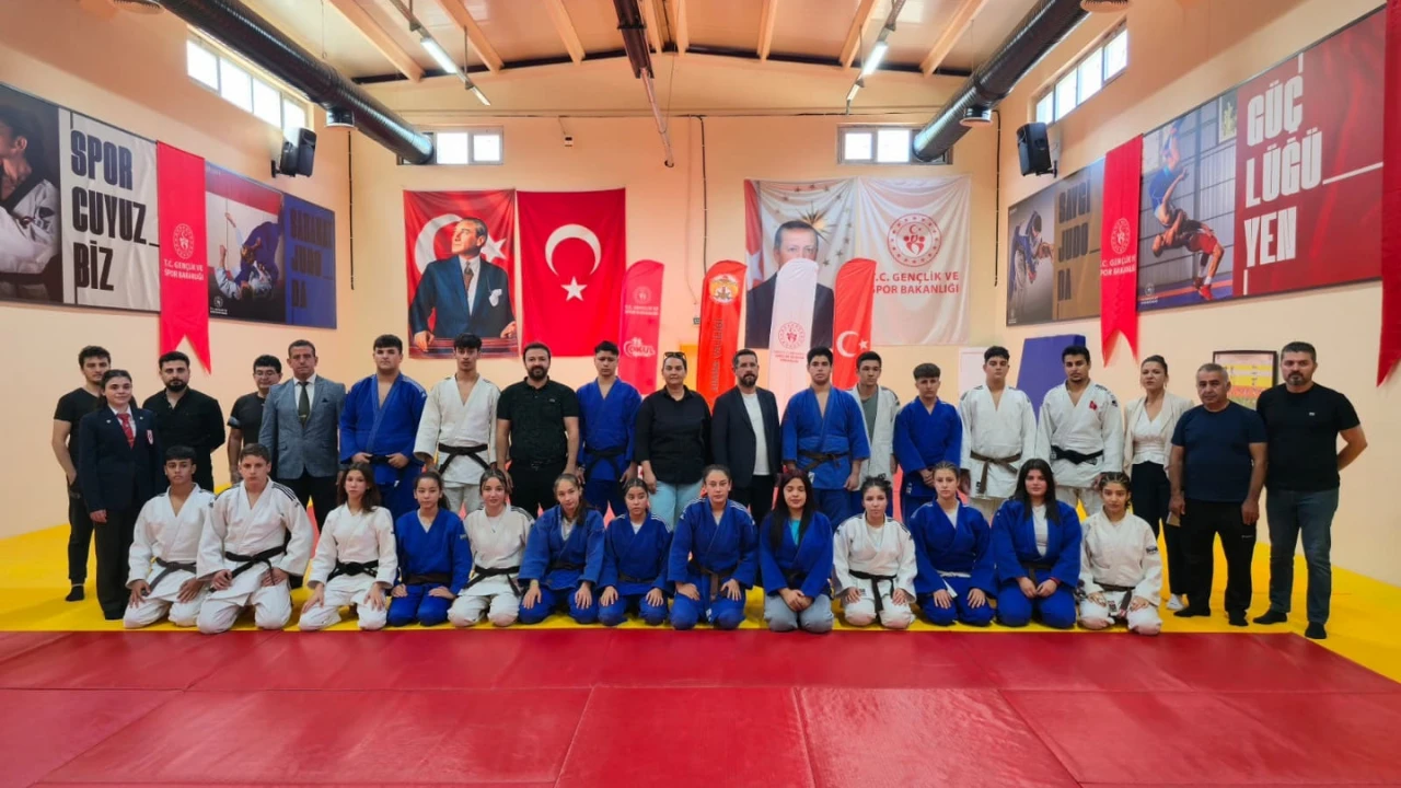 Adana’da genç Judocular, şampiyonluk için ter döktü