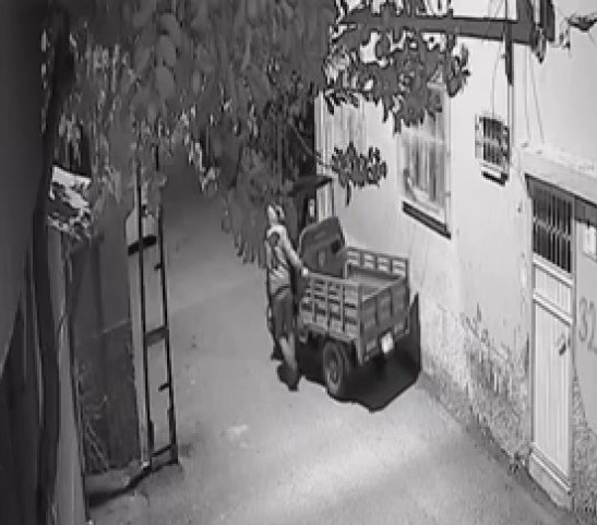 Yüzünü kapüşonla kapatarak mopedi dakikalar içinde çaldı