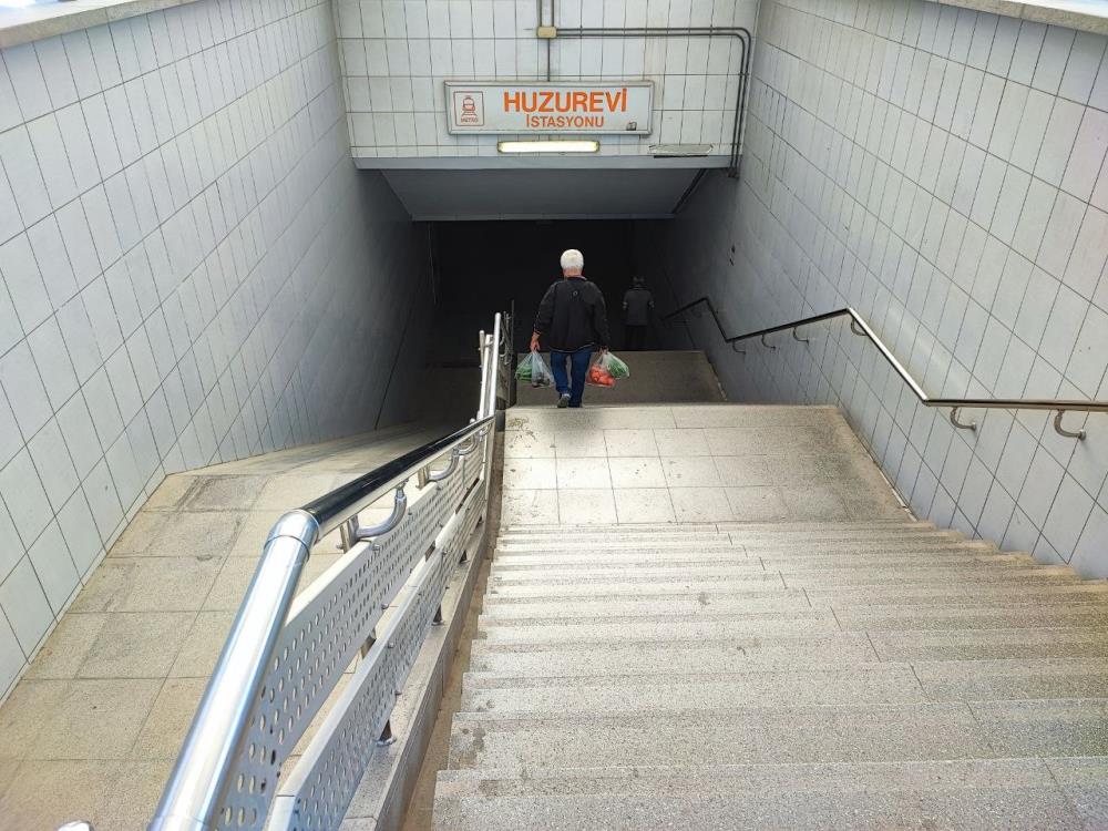 Adana'da 16 yıl önce hizmete giren metro alt geçitte yürüyen merdivenin yeri var, kendi yok!