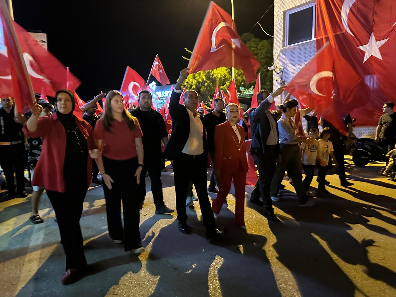 Yumurtalık caddeleri bayraklarla donandı, vatandaşlar bayramı coşkuyla kutladı