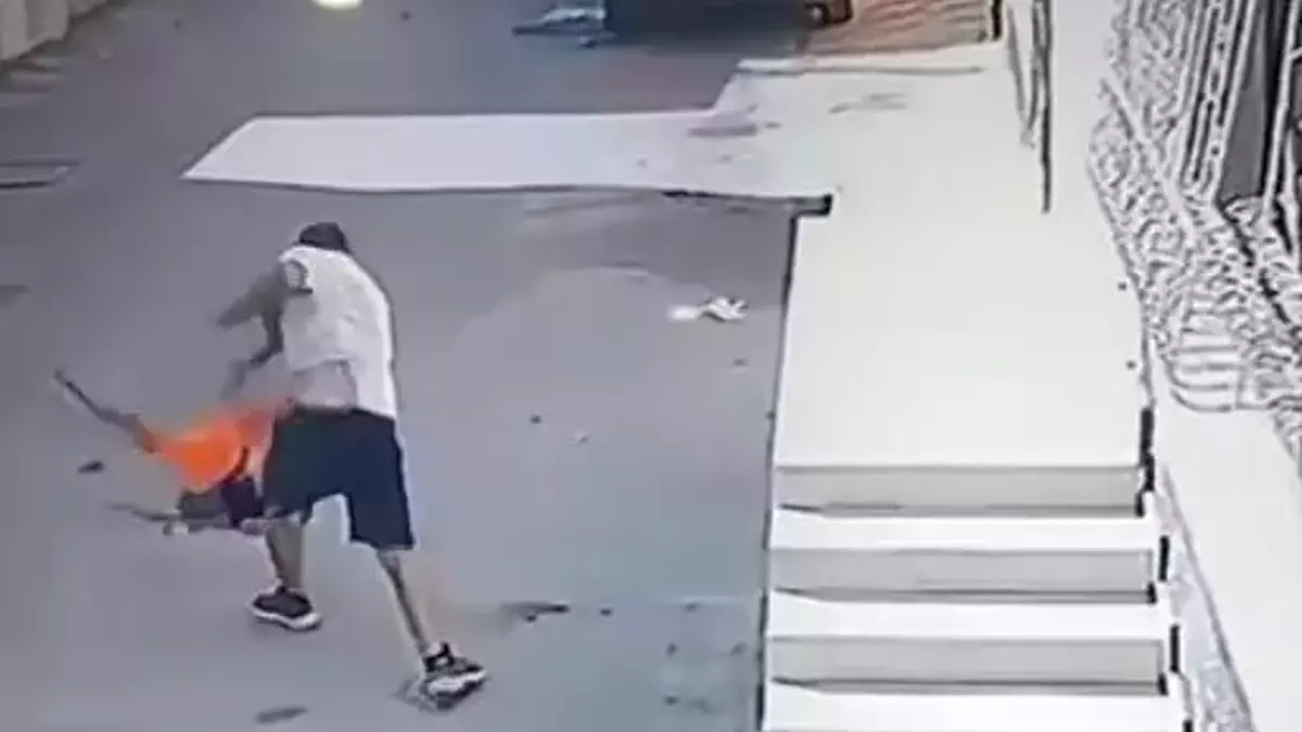 Adana’da bir şahıs, tartıştığı çocuğu yere fırlattı