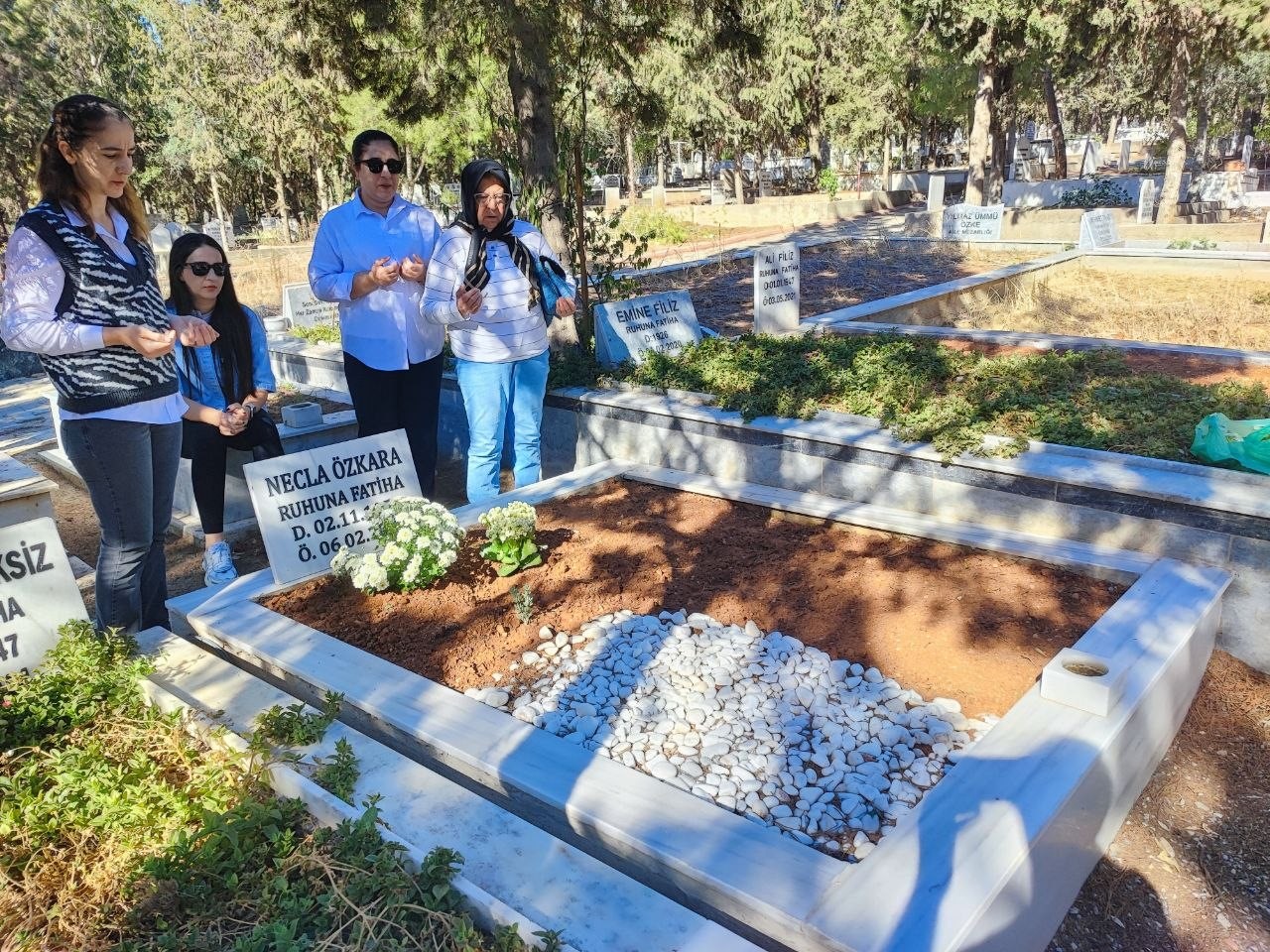 Müteahhit rekor ceza alınca genç kadın, anne ve babasının mezarında şükür duası etti