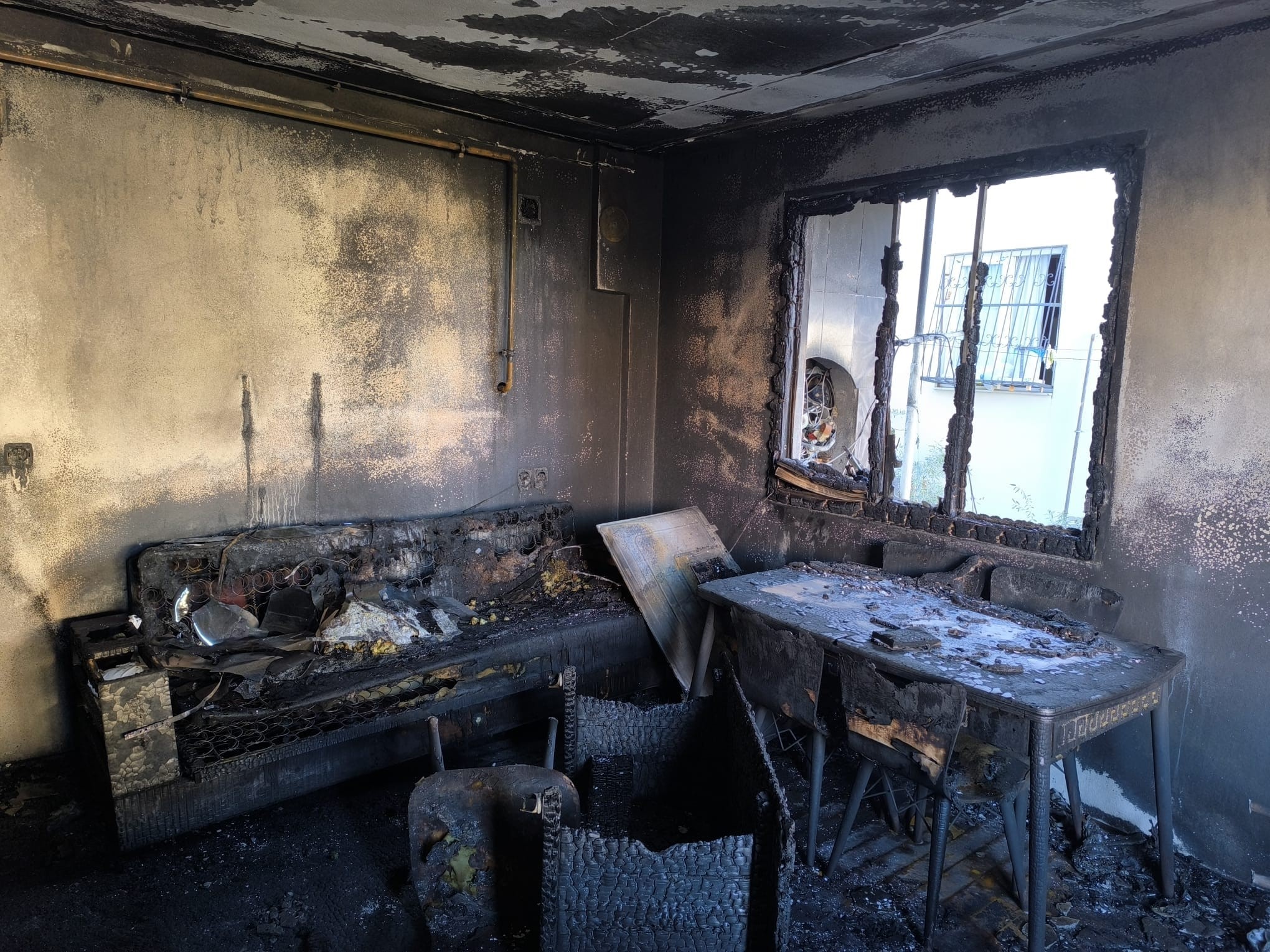 Adana'da yangın çıkan ev küle döndü