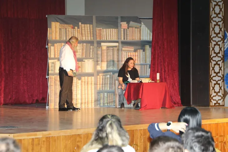 Adana’da sosyal farkındalık oyunu: ‘Pembe Aslında Siyahtır’ izleyiciyle buluştu