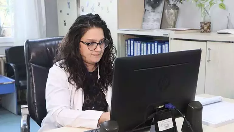 Yanlış teşhisle işitme kaybı yaşayan Selen İşlek, şimdi Balcalı Hastanesi’nde doktor