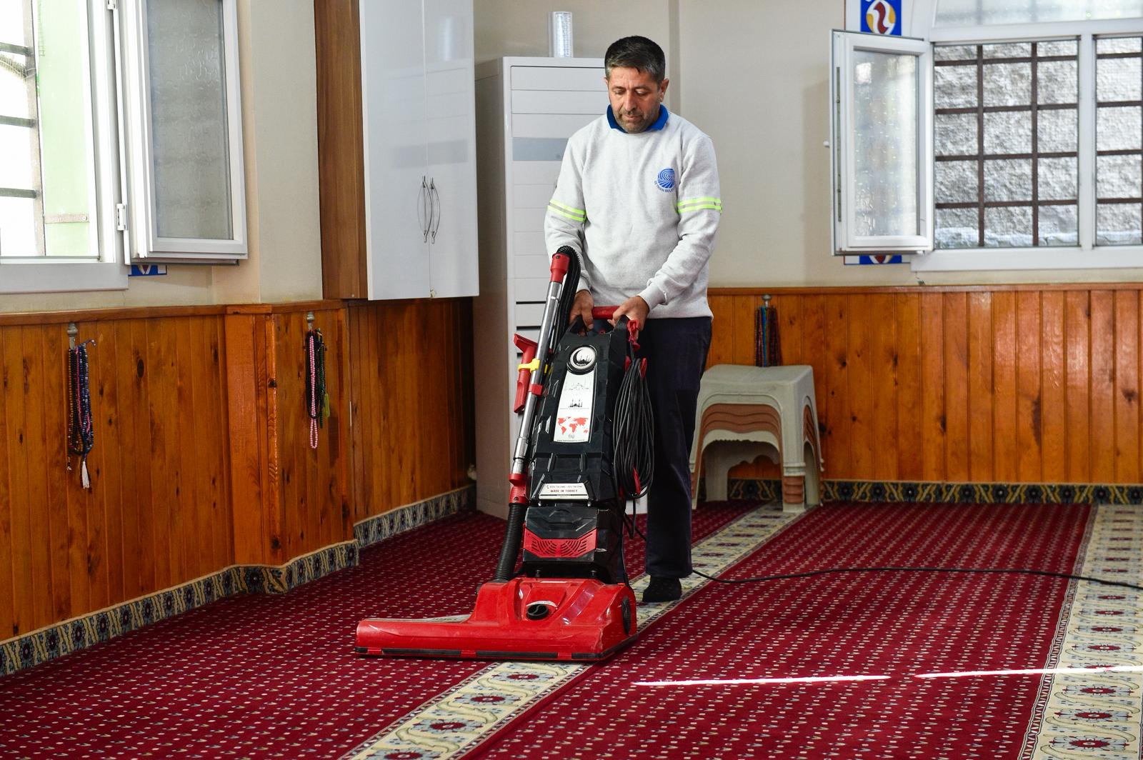 Seyhan'daki İbadethaneler Belediye Ekiplerince Düzenli Olarak Temizleniyor