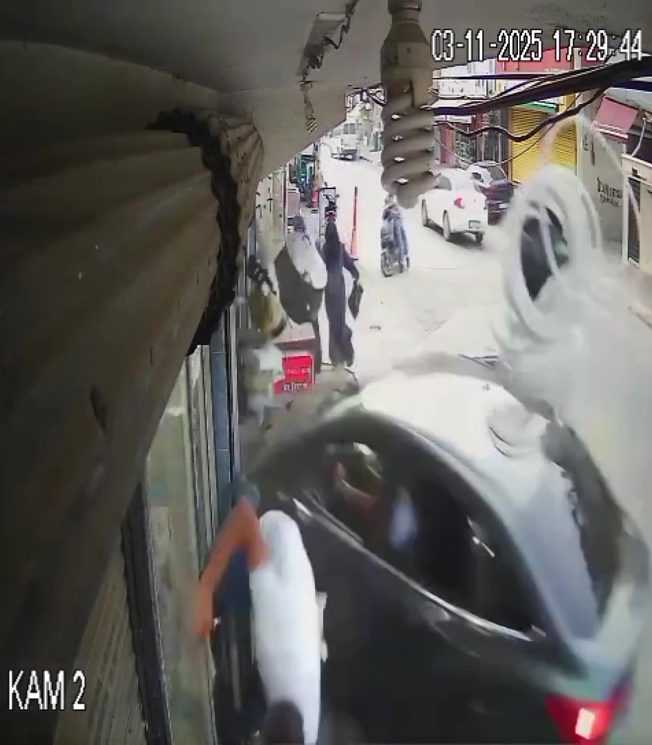 Otomobil markete daldı: 4 kişi yaralandı