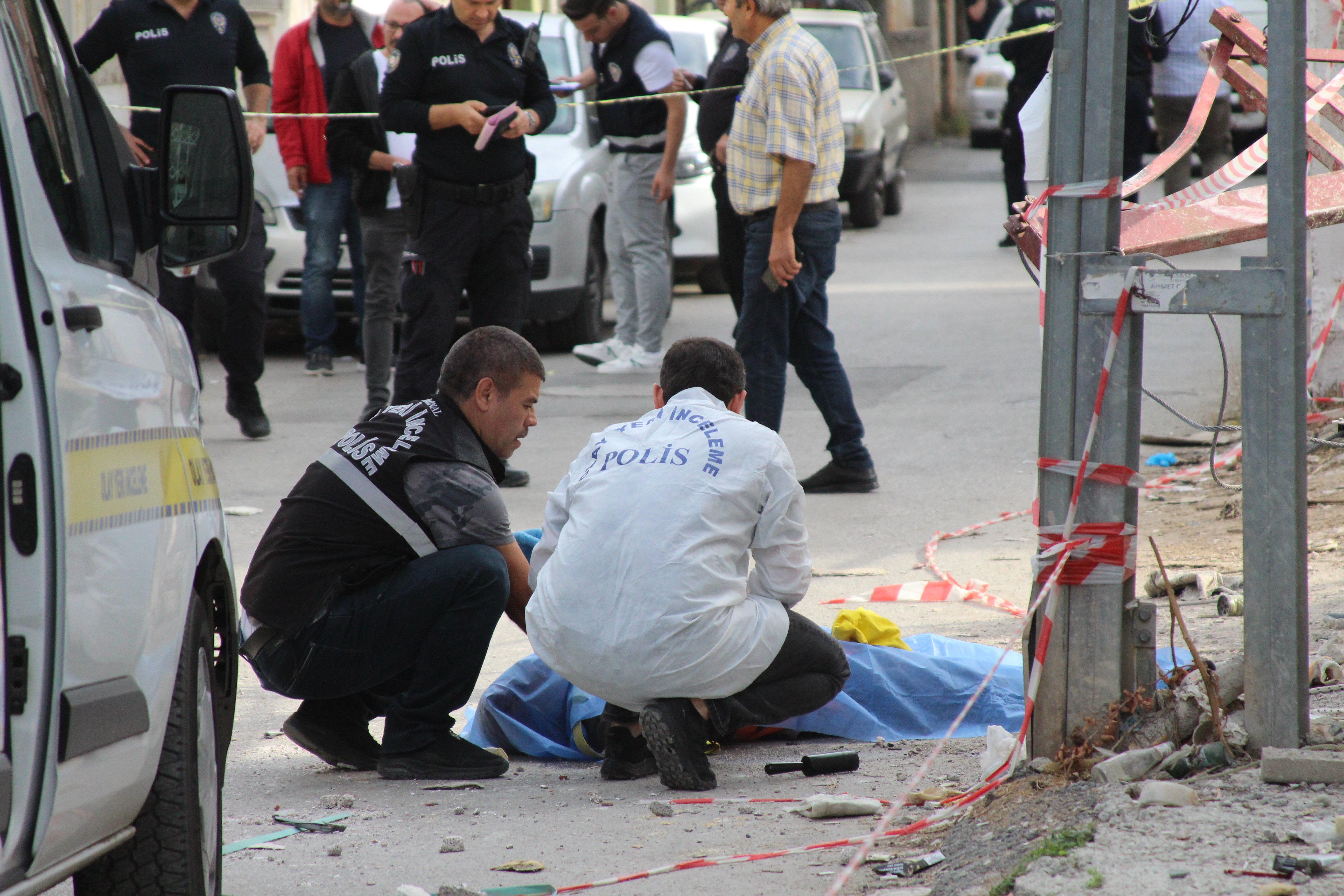 Adana'da demir iskele zemine çakıldı: 1 kişi yaralanırken 1 kişi de hayatını kaybetti