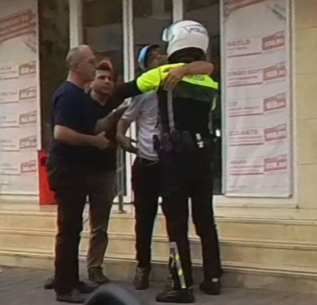 Adana'da polis ve özel birey arasında duygulandıran görüntüler