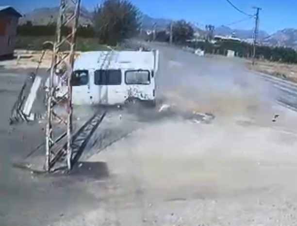 Devrilen minibüsün sürücüsü yaralandı: Kaza anı kamerada