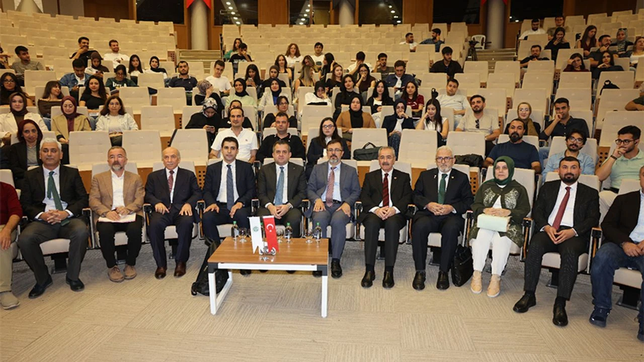 Çukurova Üniversitesi’nde savaş ve hukuk masaya yatırıldı: Akademisyenlerden dünyaya barış çağrısı