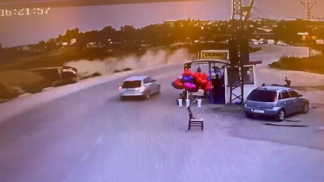 Adana’da otomobil virajı alamayıp takla attı: Sürücü yaralandı