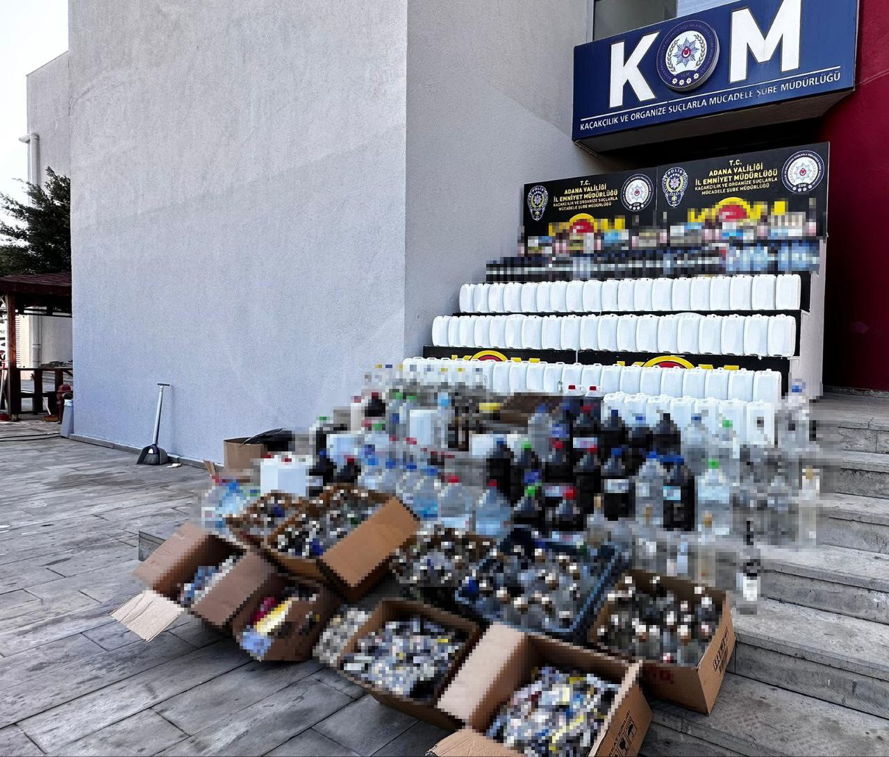 Adana'da kaçak içki operasyonu: 16 kişi gözaltına alındı