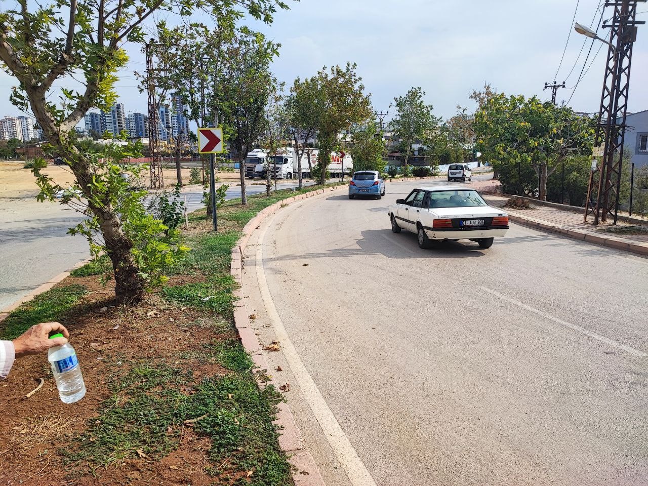 Adana'da keskin viraj tehlikesi: Esnaf kamera taktırdı, kazaları kaydetti