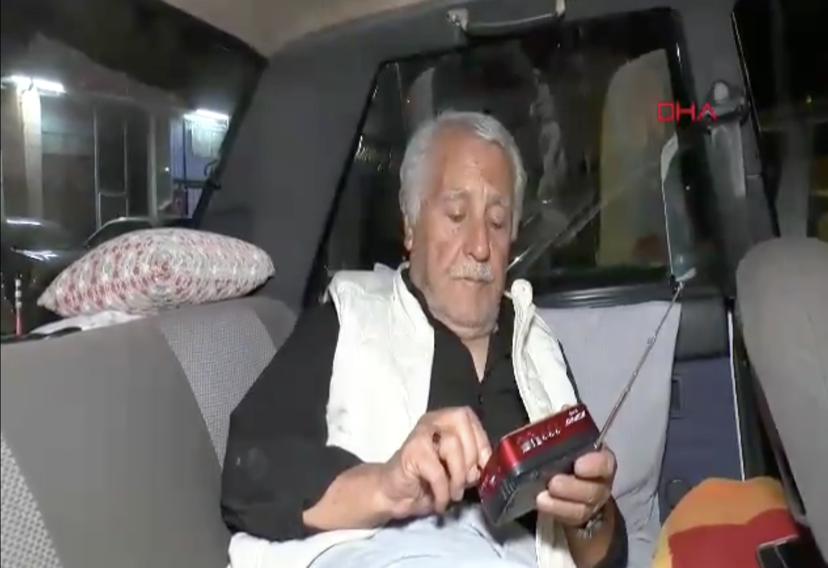 Adana’da arabada yaşayan 85 yaşındaki Fethi Dede yürekleri dağladı