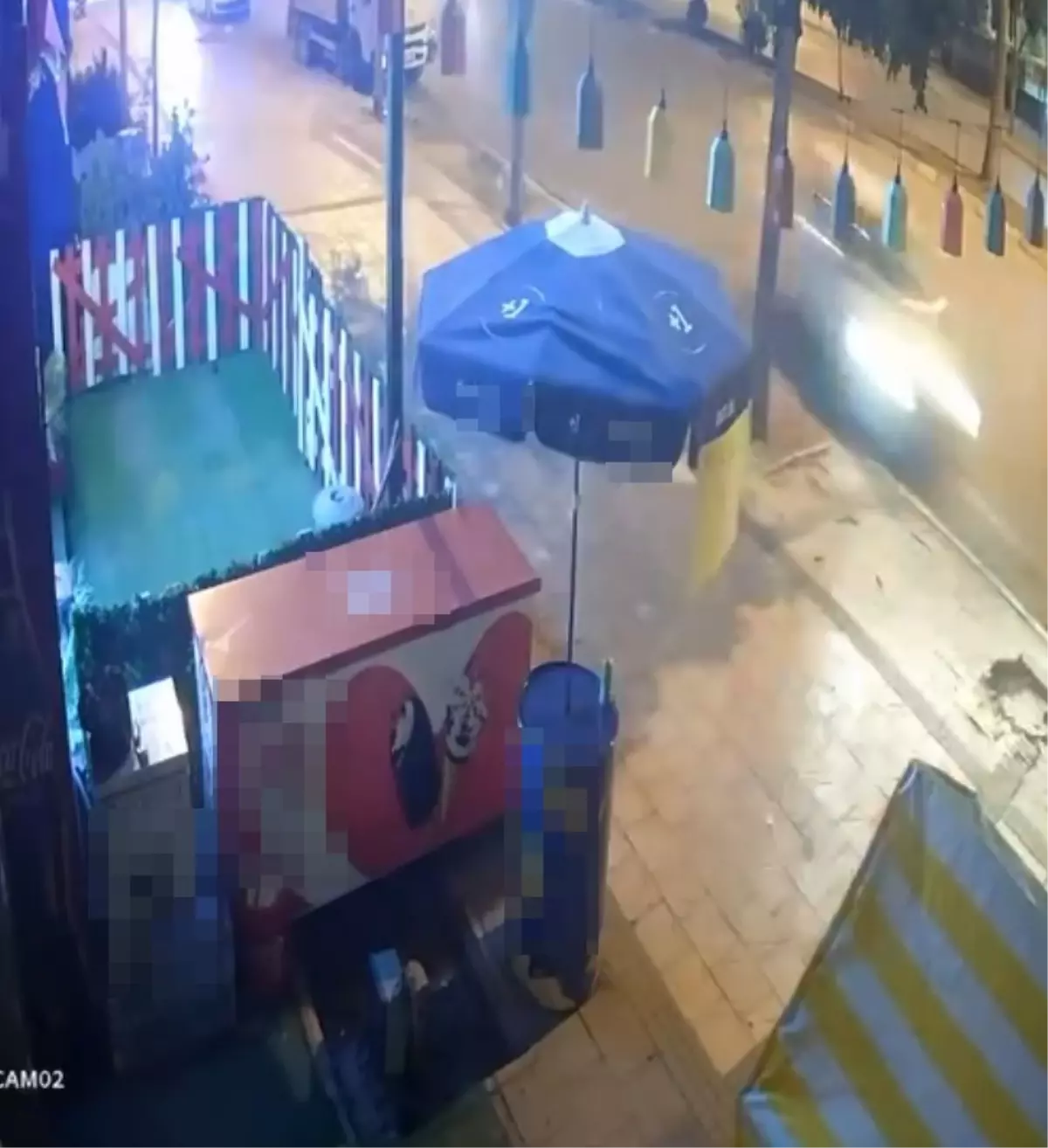 Adana’da 3 gün arayla aynı noktada kaza: İki araç aynı kaldırımdaki ağaçlara çarptı