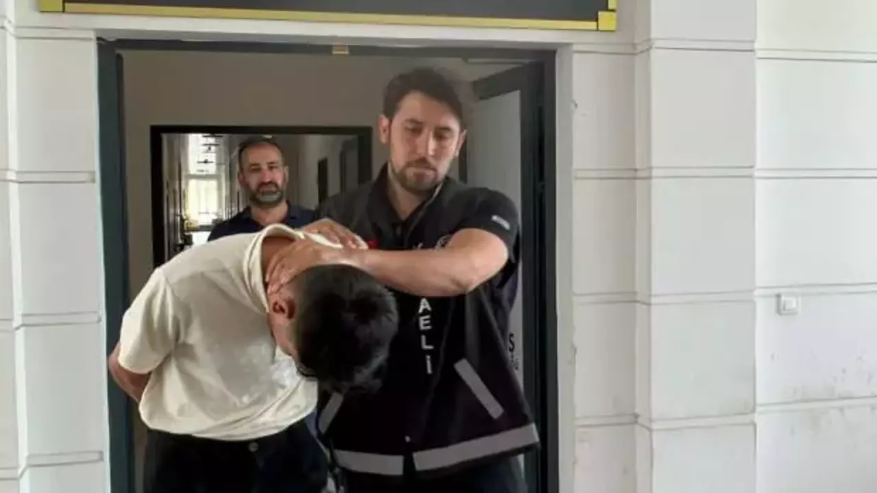 Adana’da polisi taklit ederek dolandırıcılık yapan iki sanığa 7 yıl 1 ay hapis cezası