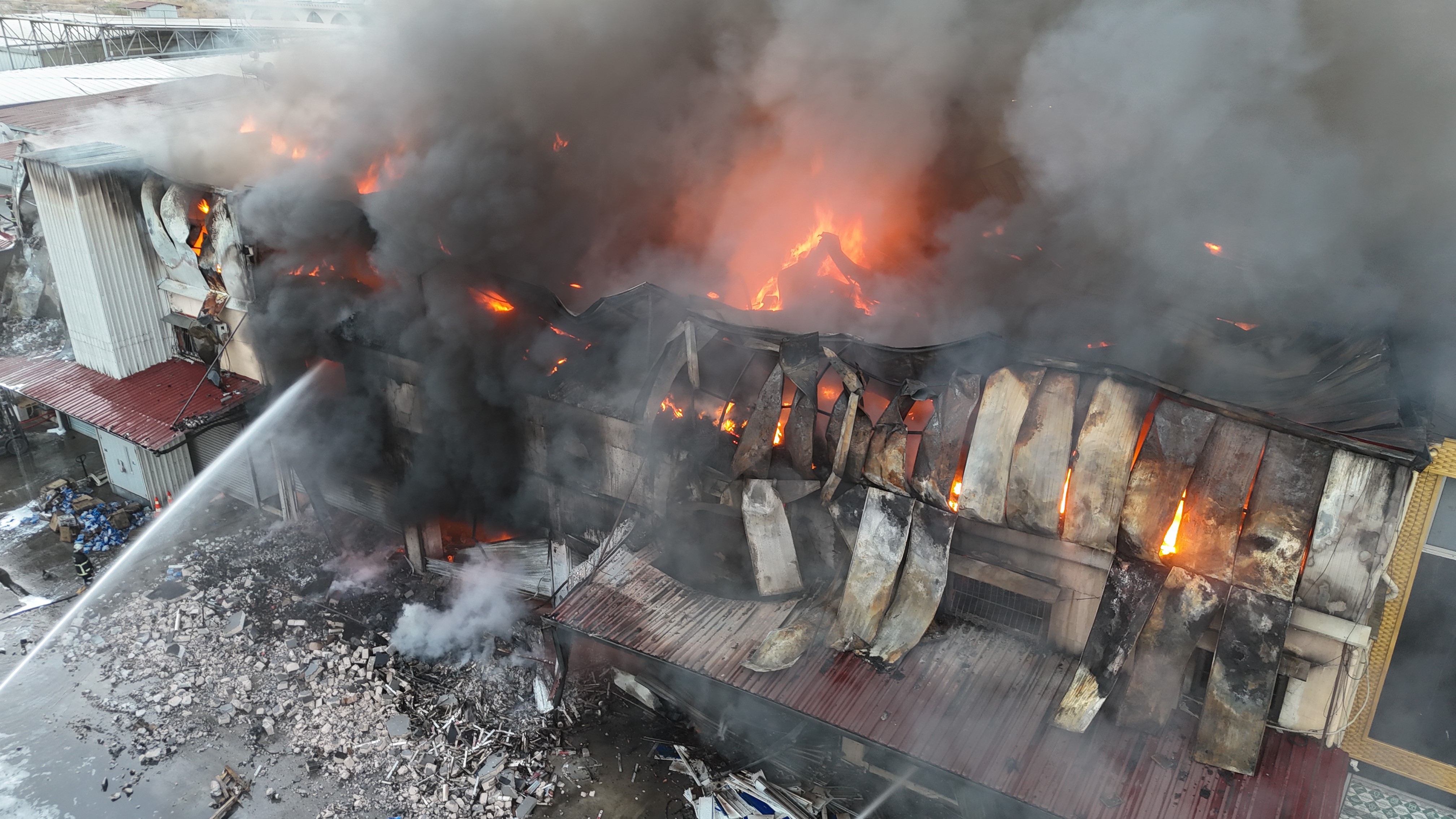 Adana’da bir iş yerinde yangın çıktı, ekiplerin müdahalesi sürüyor