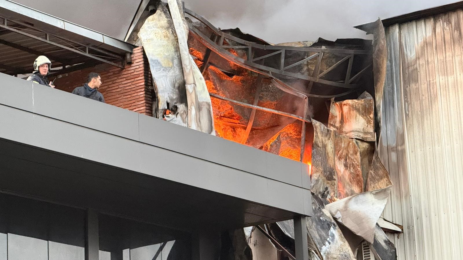 Hırdavat dükkanında çıkan yangını söndürme çalışmaları devam ediyor: Yangın, havadan görüntülendi