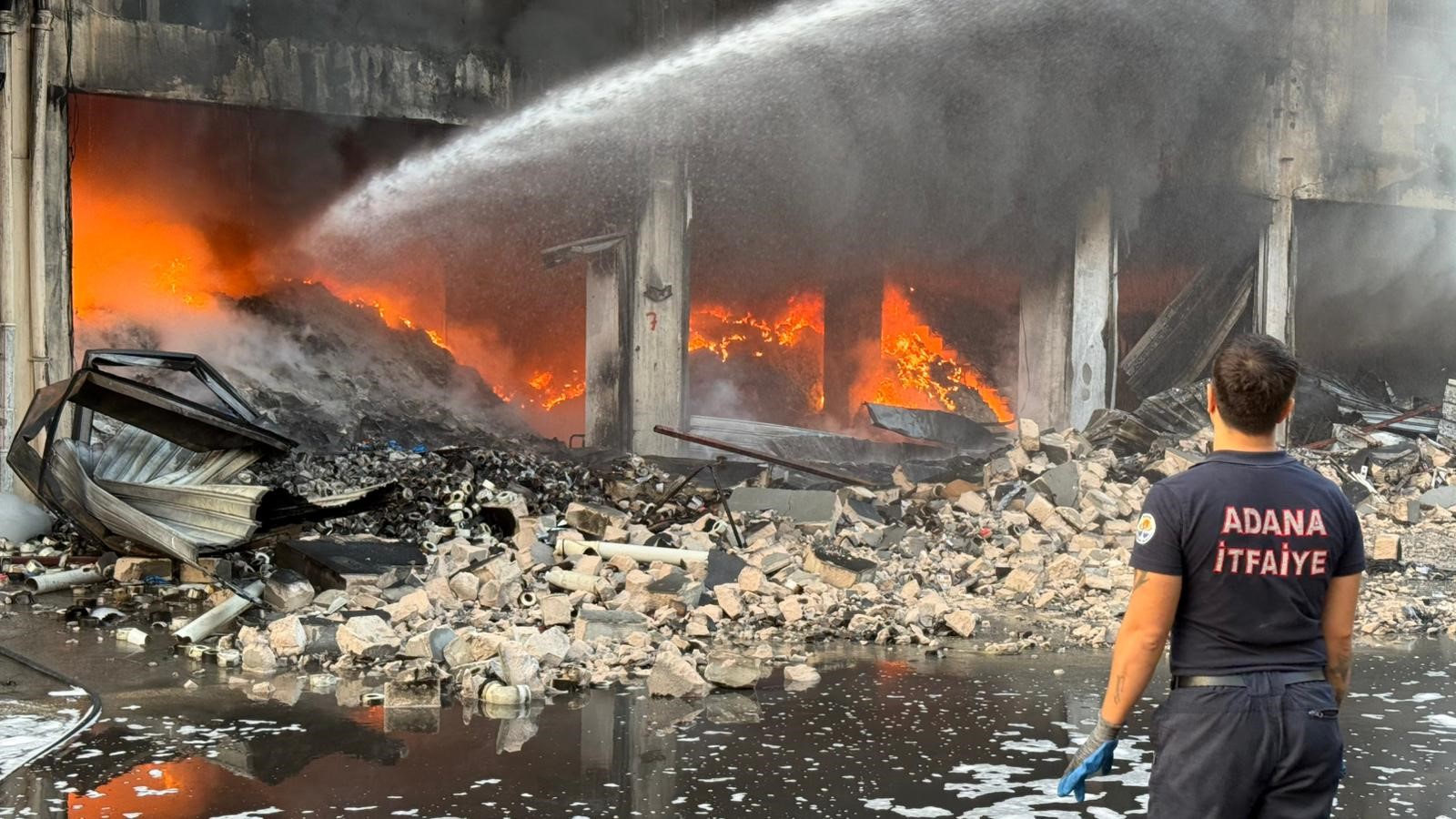 Adana'da hırdavat dükkanında çıkan yangın, kontrol altına alındı