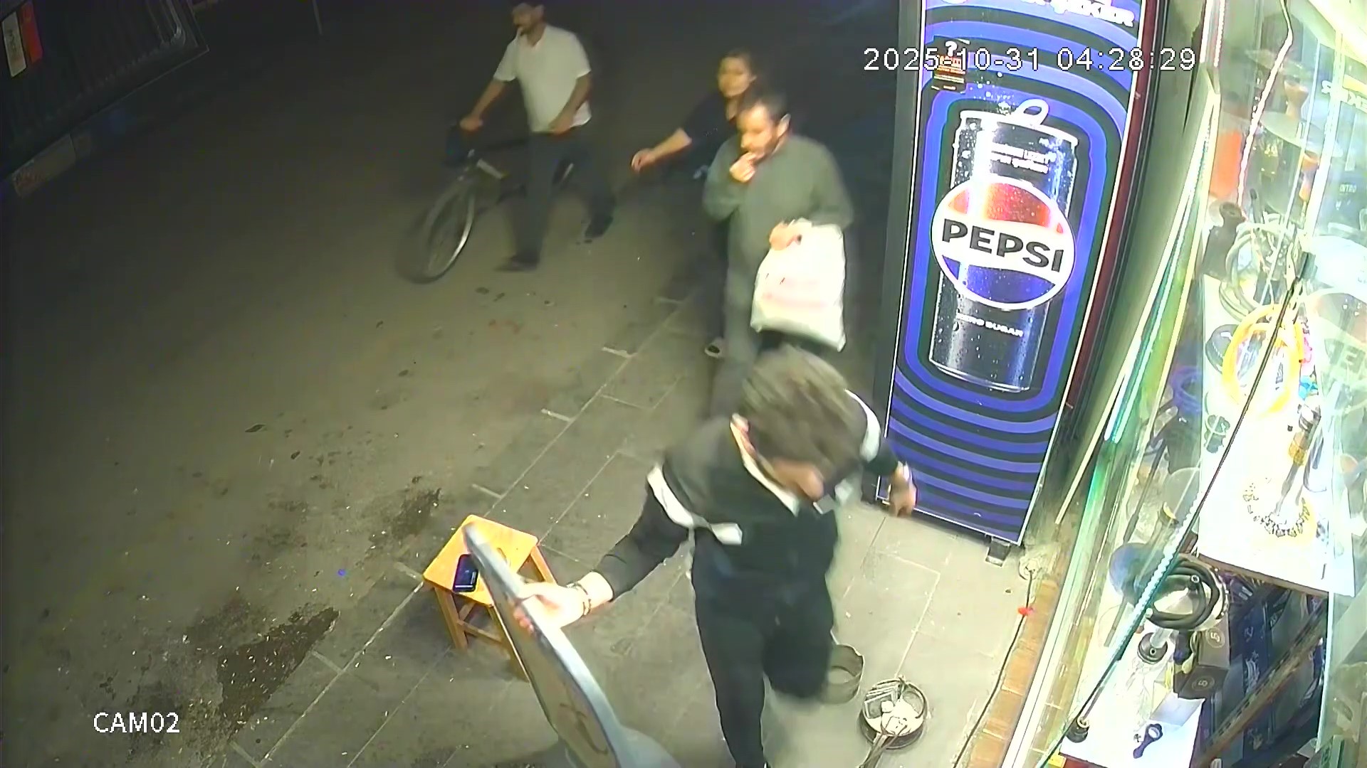 Çekirdek çitlerken telefonu çaldı: "Şeytana uydum" dedi