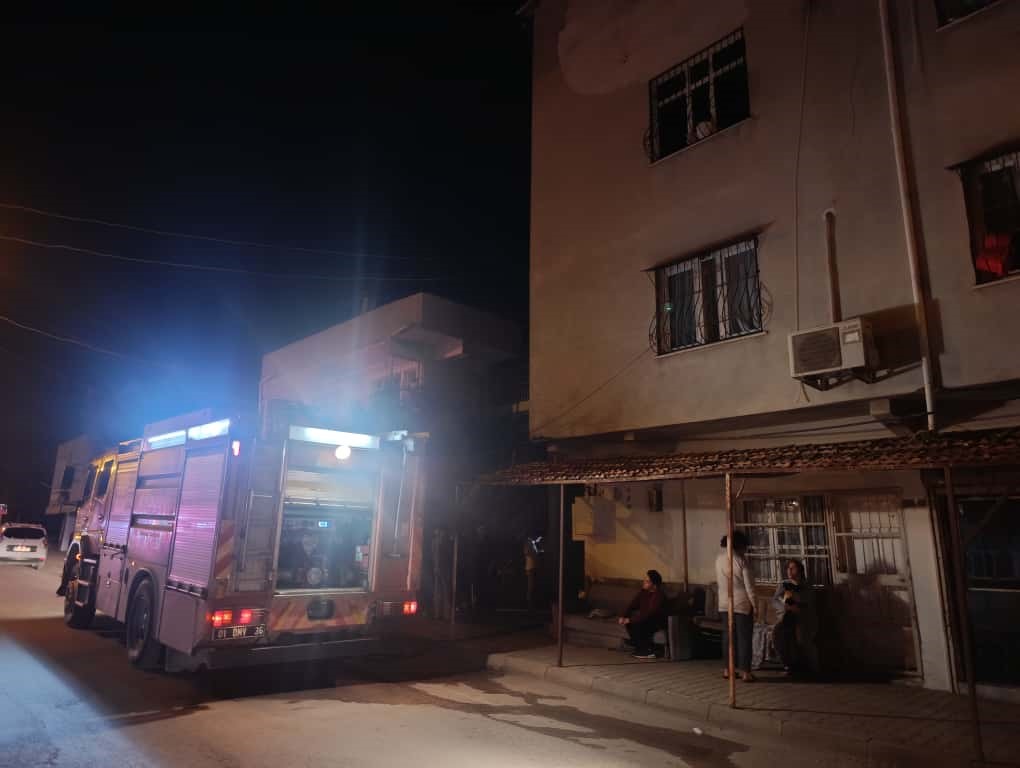 Kozan'da ikamet yangını: 4 kişi dumandan etkilendi