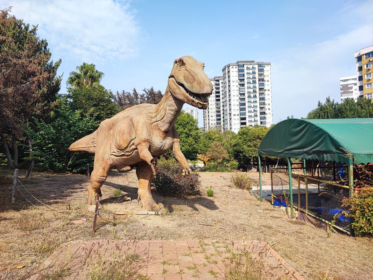 Milyonlarca lira harcanan "Dinazor Park" çürümeye terk edildi