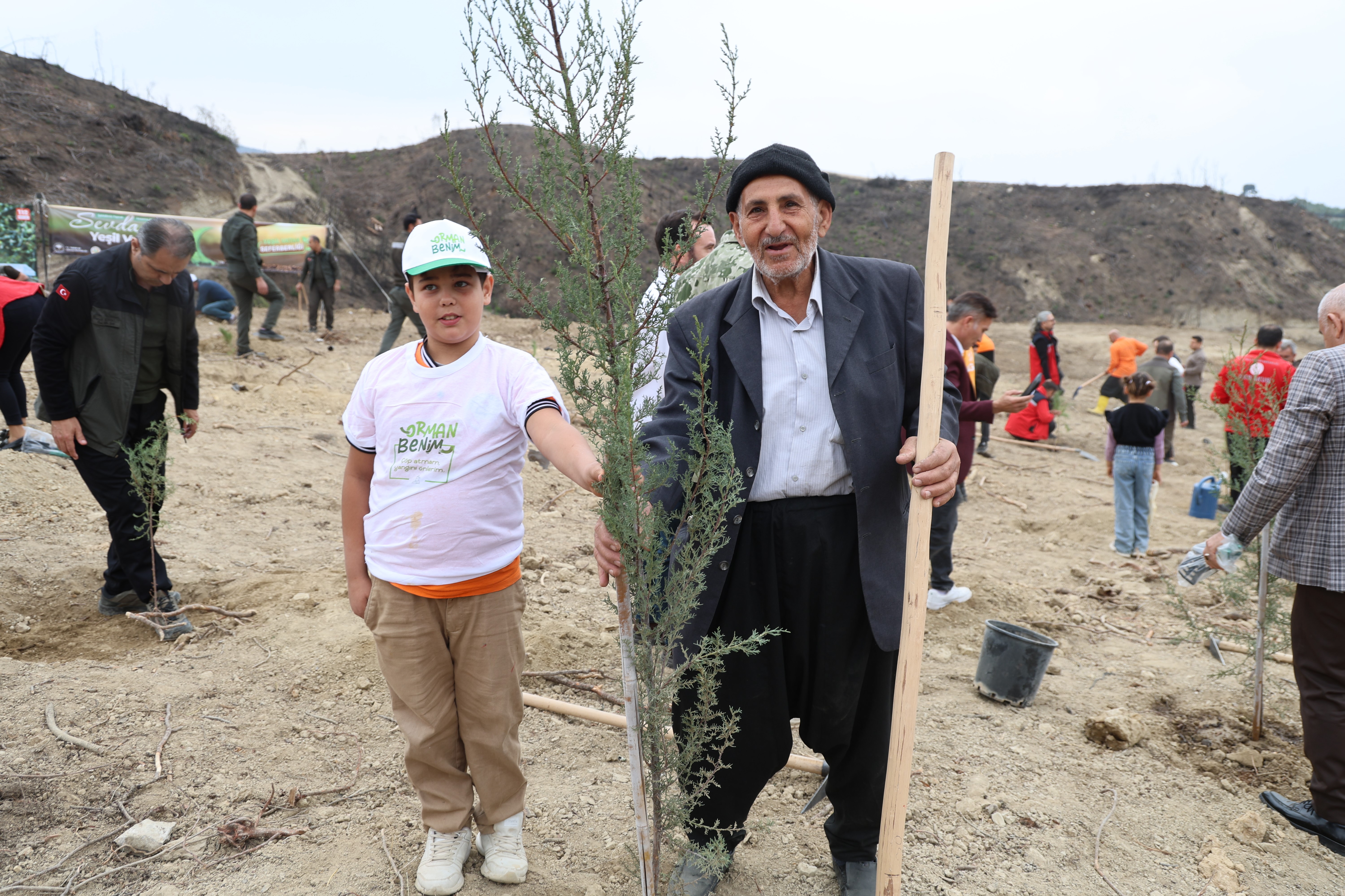 Kozan'da yangından etkilenen alana dede-torun fidan dikti