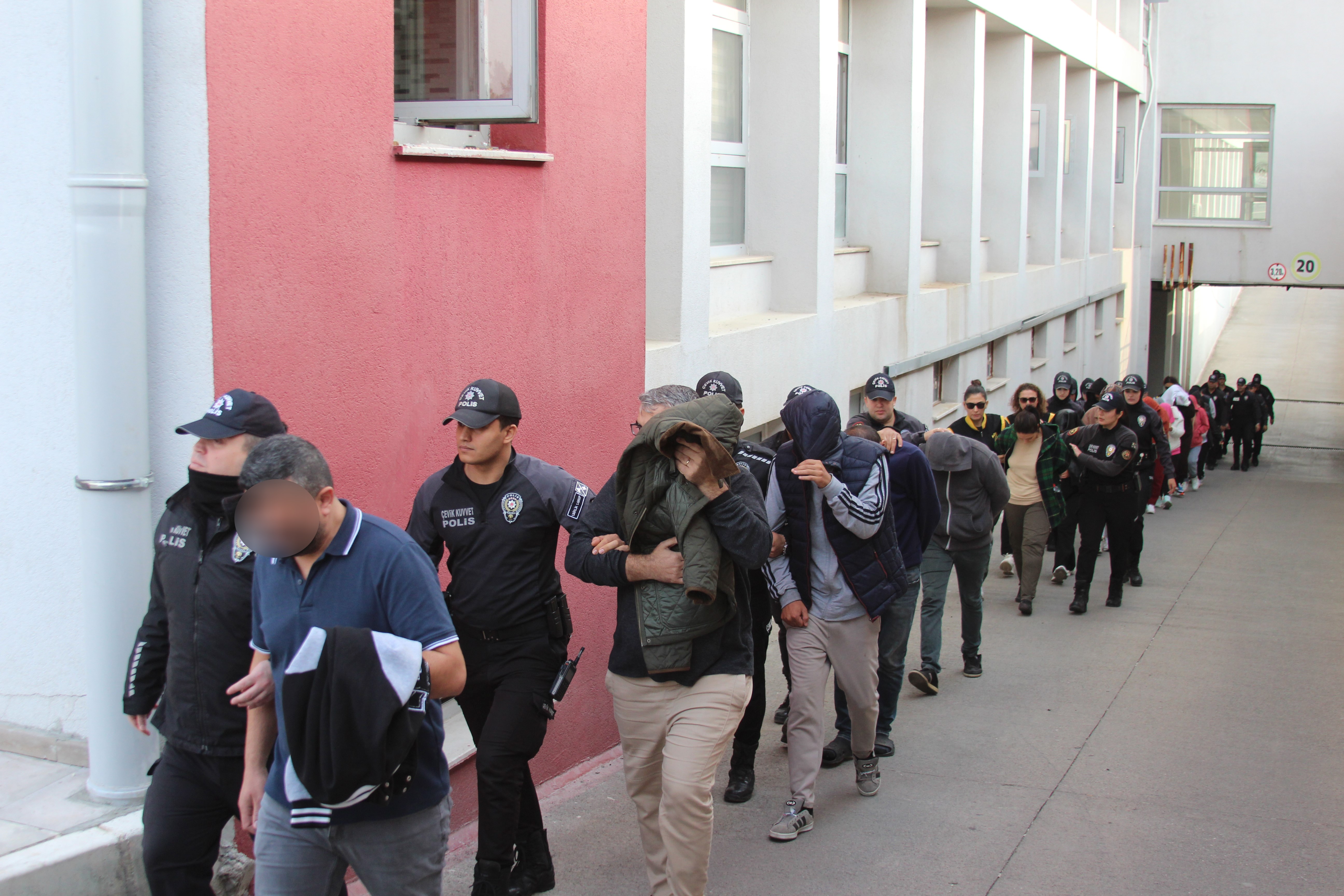 Müteahhitleri 19 milyon lira dolandıran şebeke çökertildi: 23 ilde dev operasyon