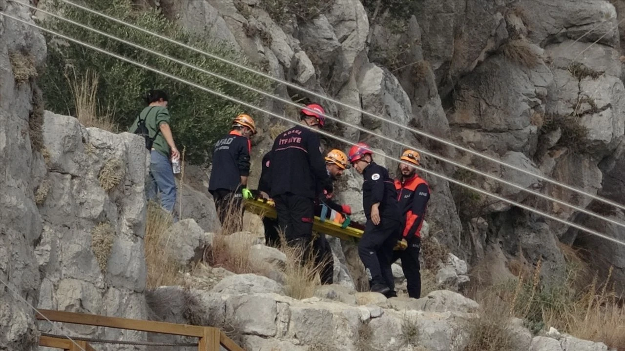 Adana'da Yılan Kalesi'nden düşen çocuk yaralandı