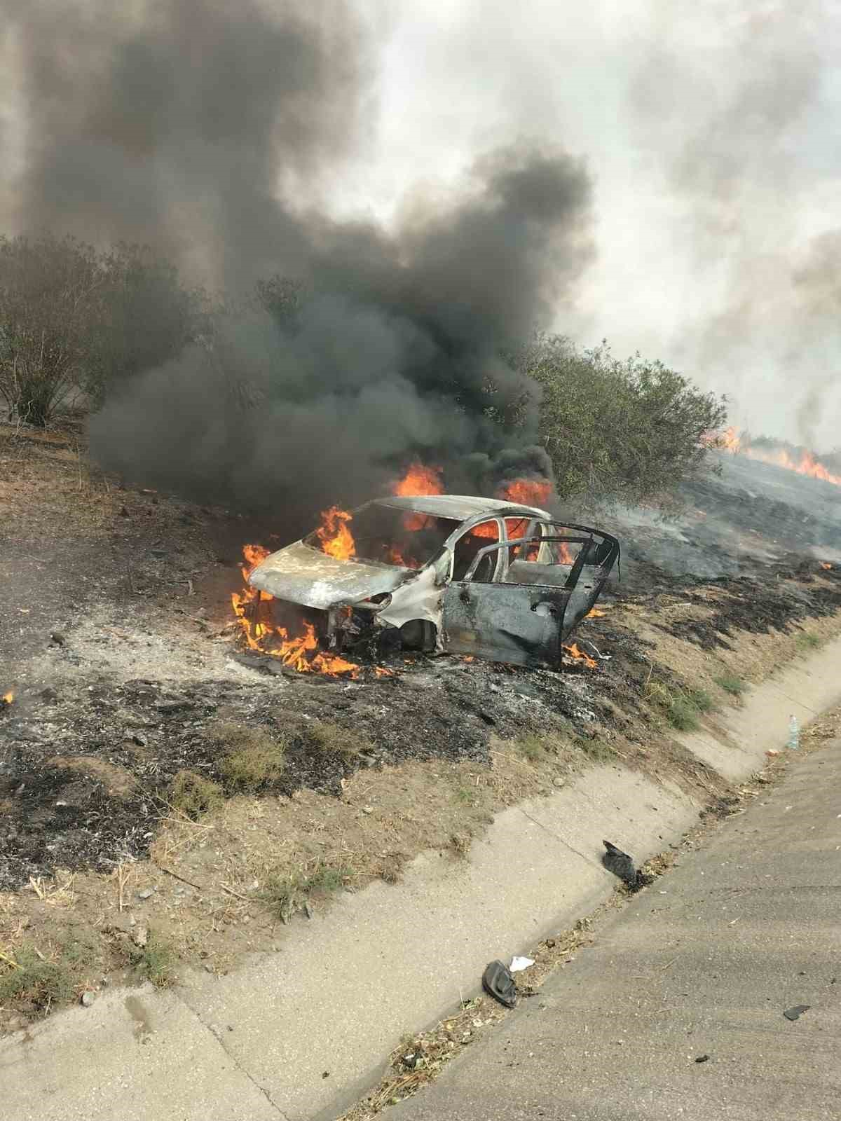 Adana-Mersin otoyolunda kontrolden çıkan otomobil alev aldı
