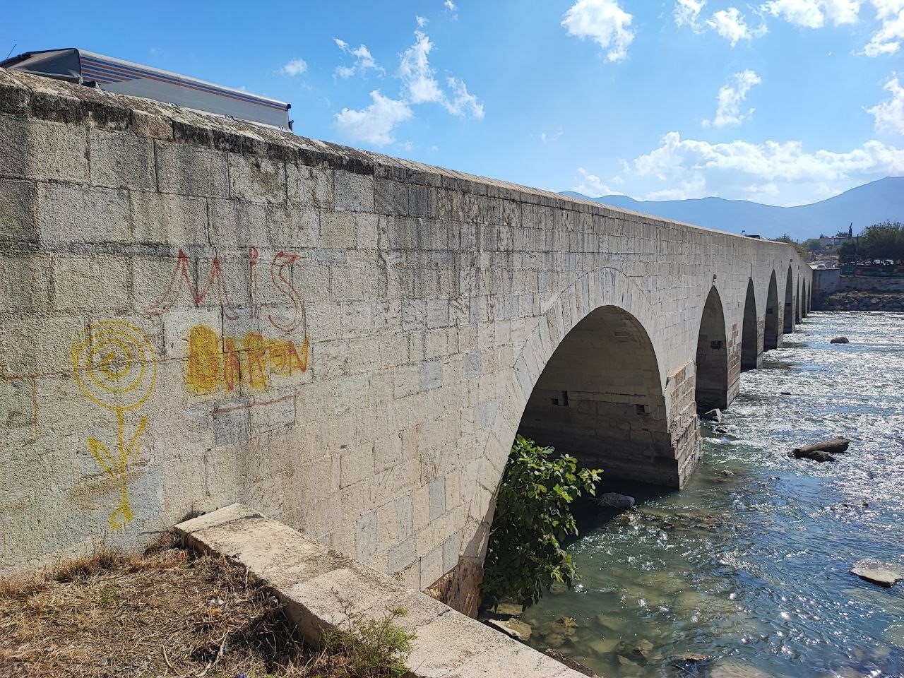 Anadolu'nun bilinen ilk Roma köprüsüne sprey boyayla yazılama yapıldı
