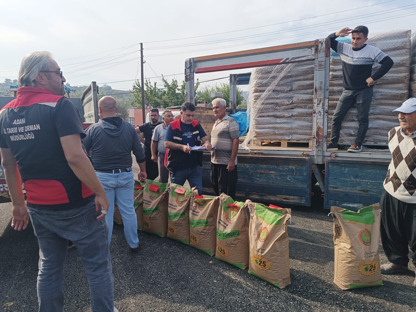 İmamoğlu’nda yangından etkilenen üreticilere buğday tohumu desteği