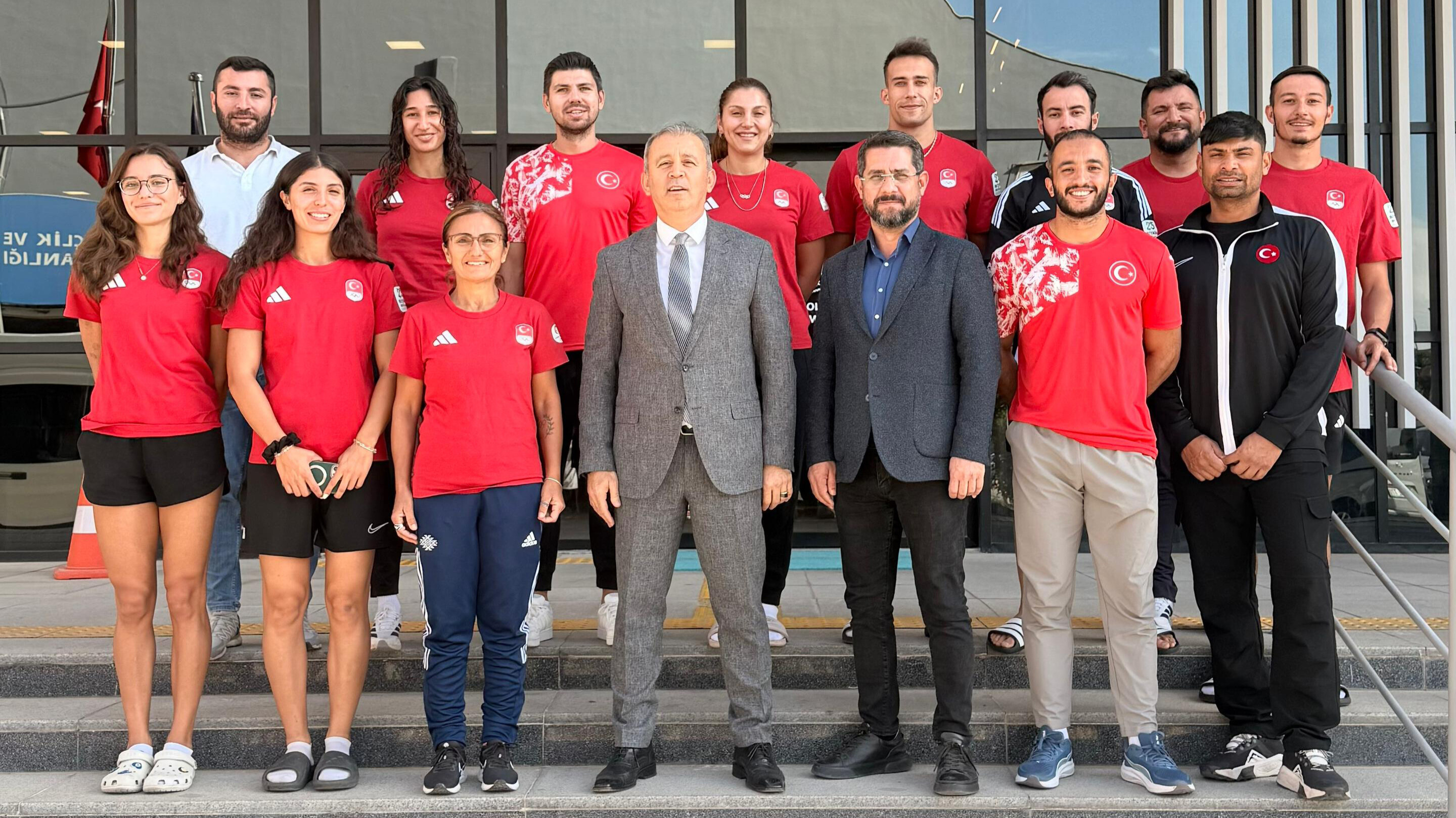 Adanalı sporcular "İslami Dayanışma Oyunları" için uğurlandı