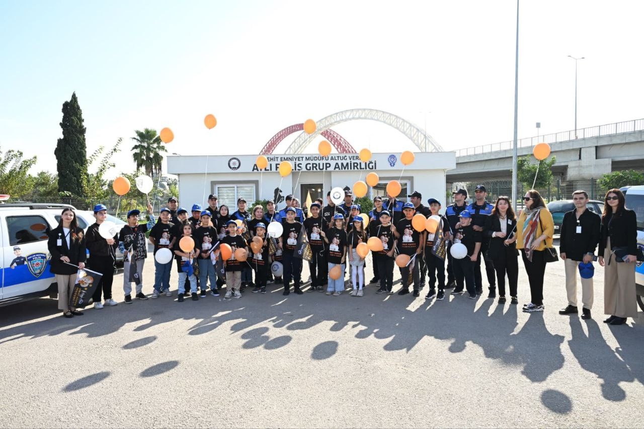 Polis lösemi hastası çocuklara at sevdirip, birlikte balon uçurdu