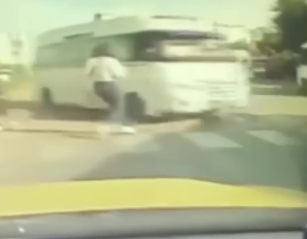 Genç kız ezilmekten son anda kurtuldu