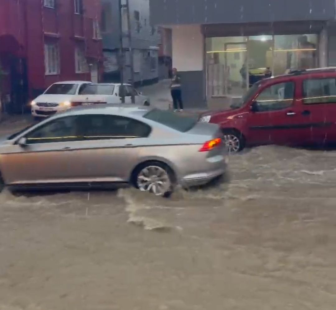 Adana'da kısa süreli yağmur yolları nehre çevirdi