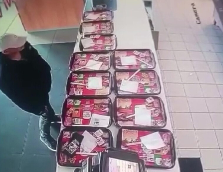 Yemek tepsisindeki cep telefonunu böyle çaldı