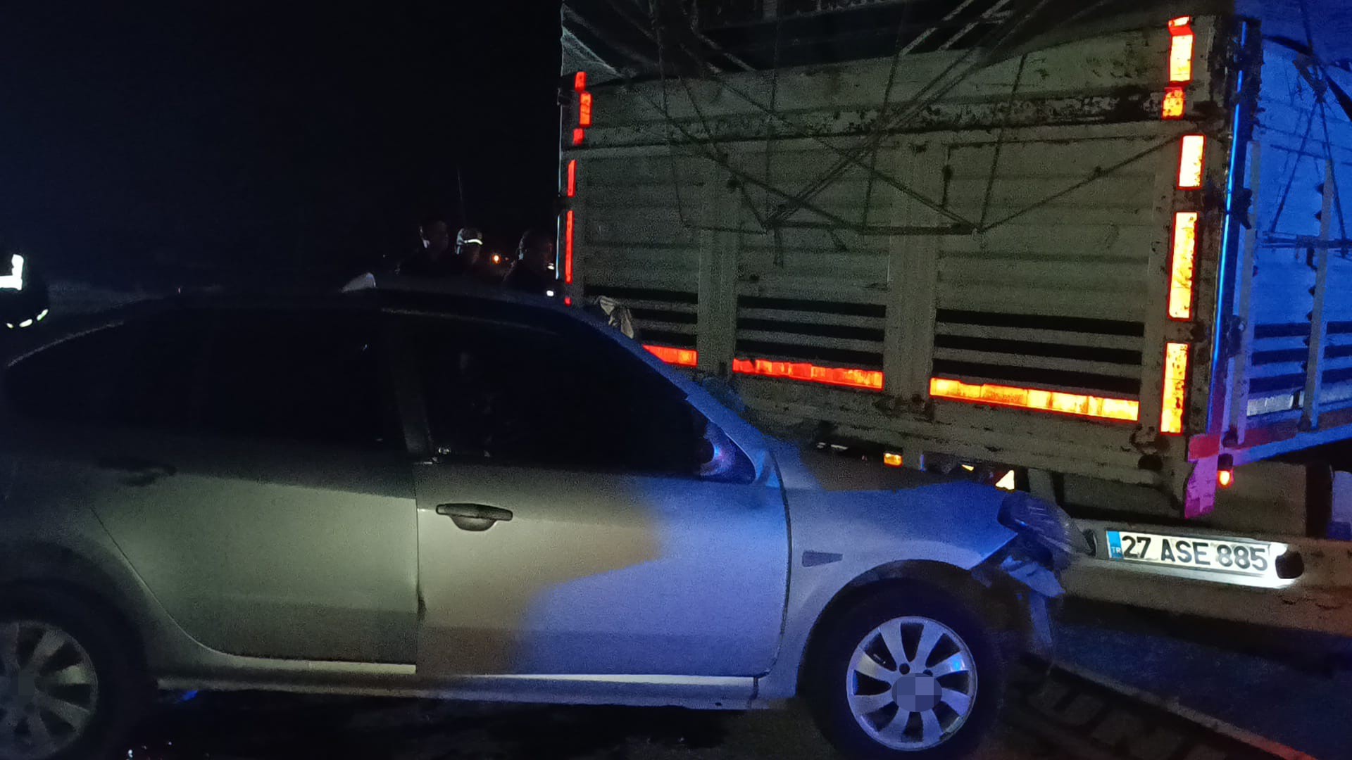 Adana’da kamyona çarpan otomobilde iki kişi yaralandı