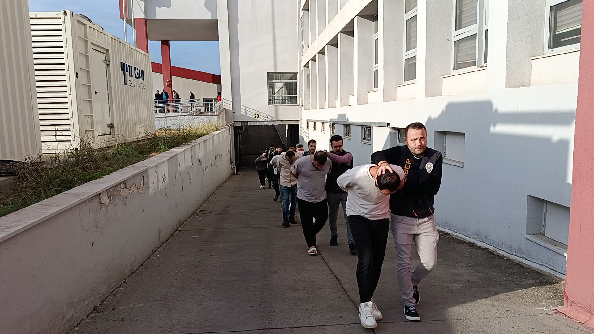 ‘Sazan Sarmalı' şebekesi çökertildi: Mağdurlara "Sizi dolandırdım, hakkınızı helal edin" mesajı attılar