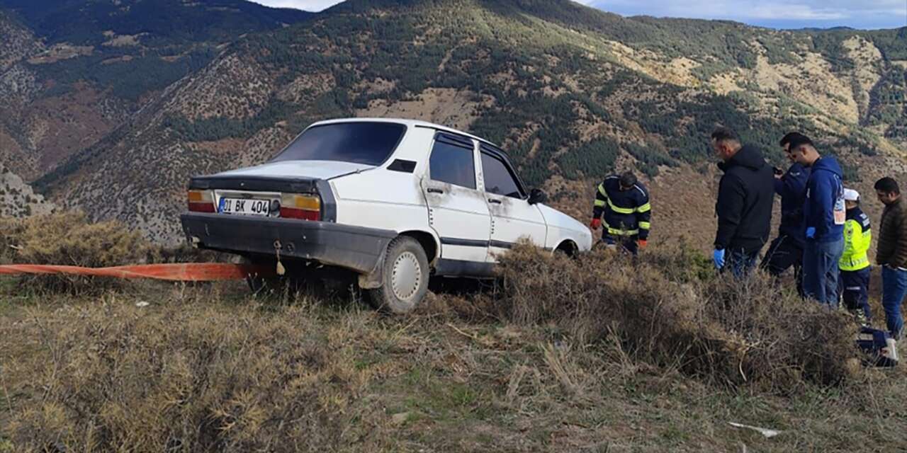 Feke’de şarampole yuvarlanan araçtan atlamaya çalışan sürücü hayatını kaybetti
