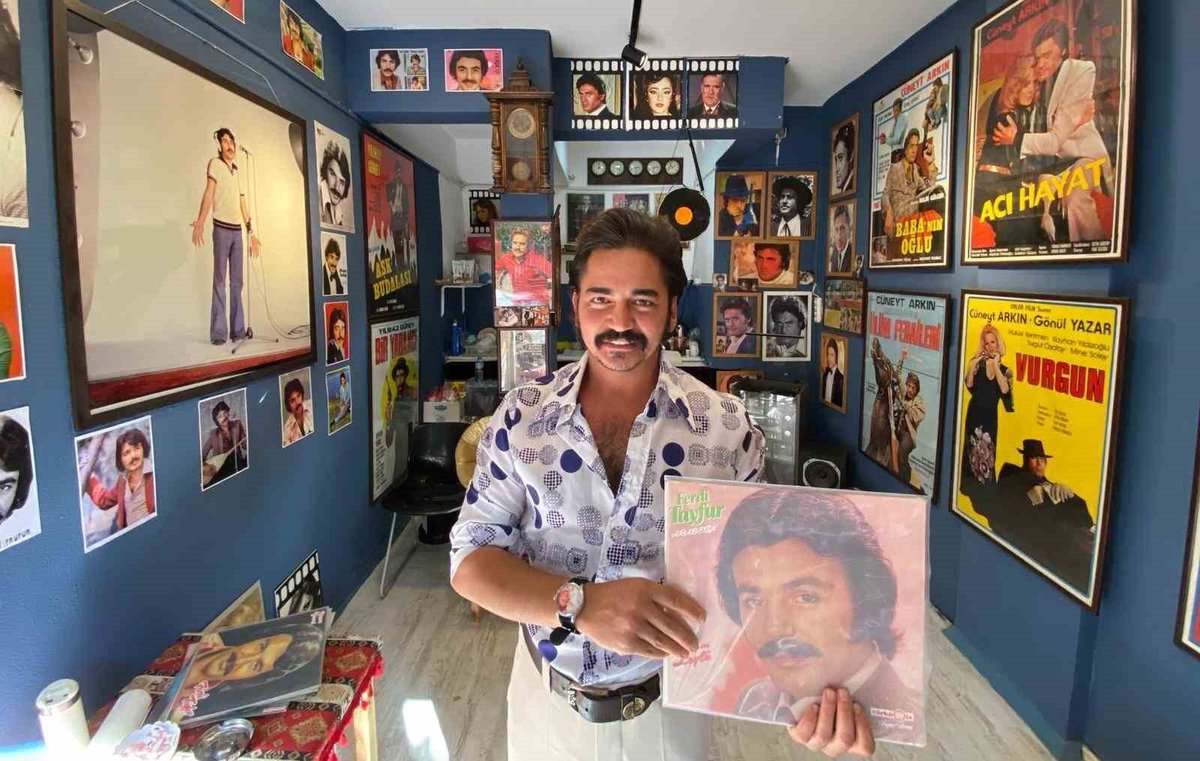 İzmir’in nostaljik sokağında Ferdi Tayfur esintisi