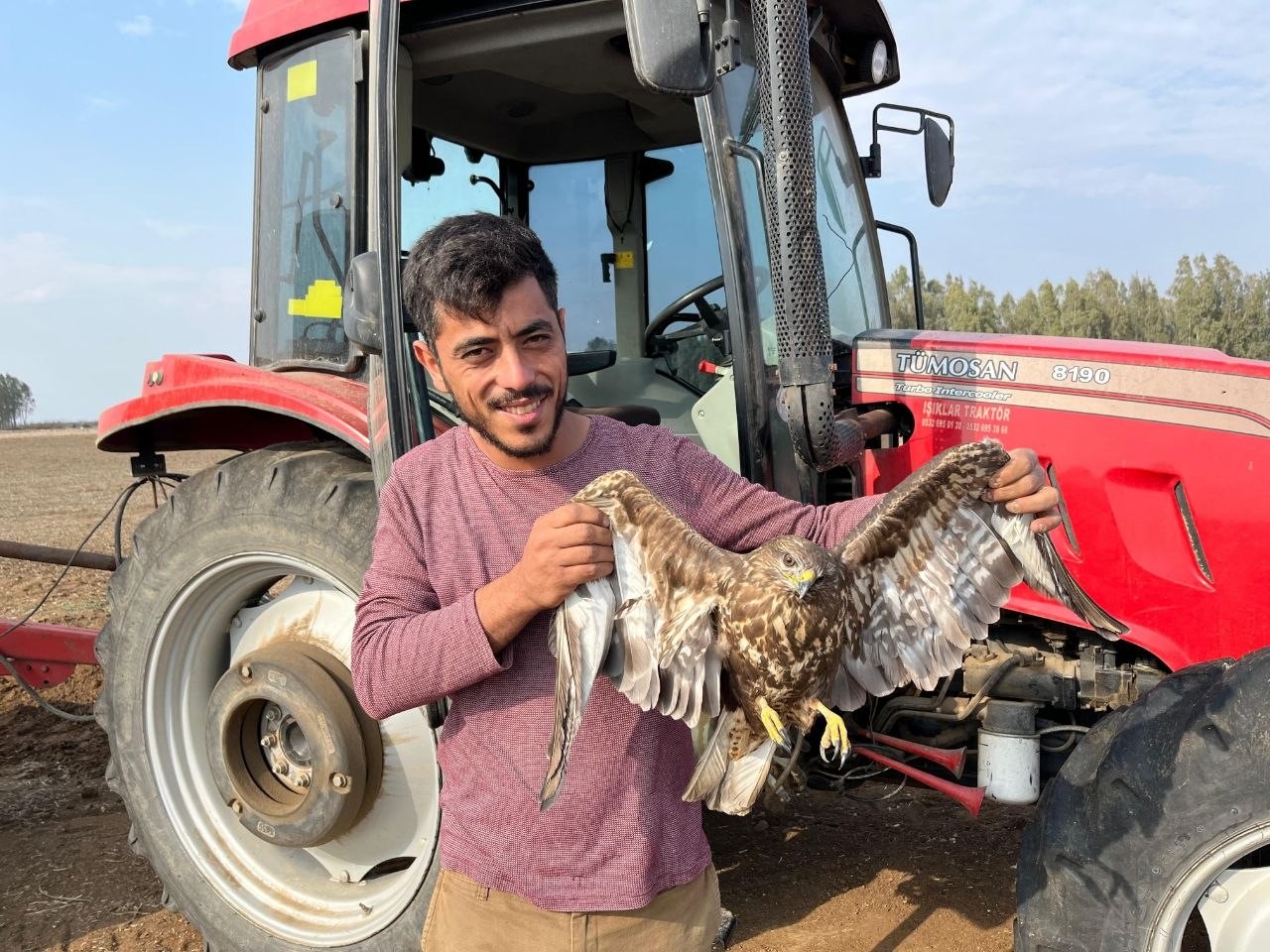 Hasadı bıraktı şahinin yardımına koştu