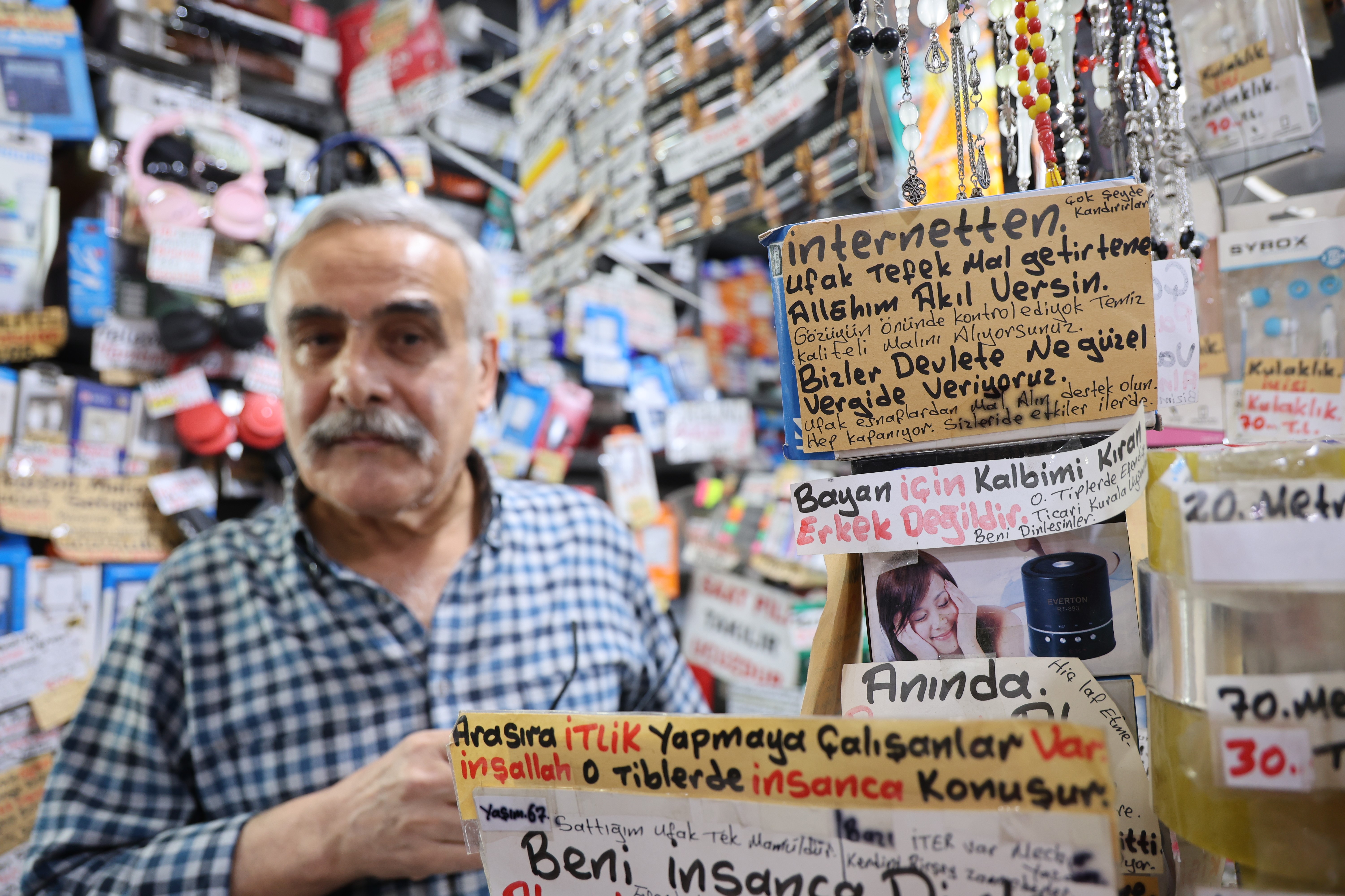 Adana'da 44 yıllık esnafın hayat dersi yazıları dikkat çekiyor