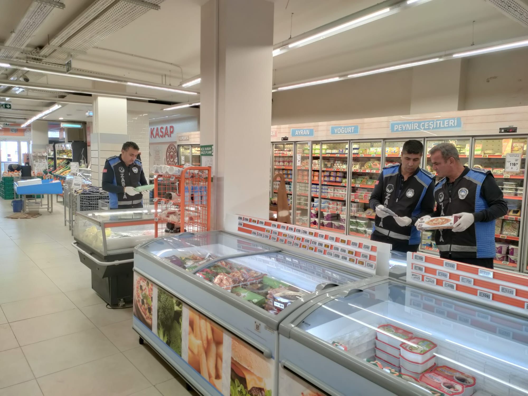 Yumurtalık’ta marketler denetleniyor, mezarlıklar düzenleniyor