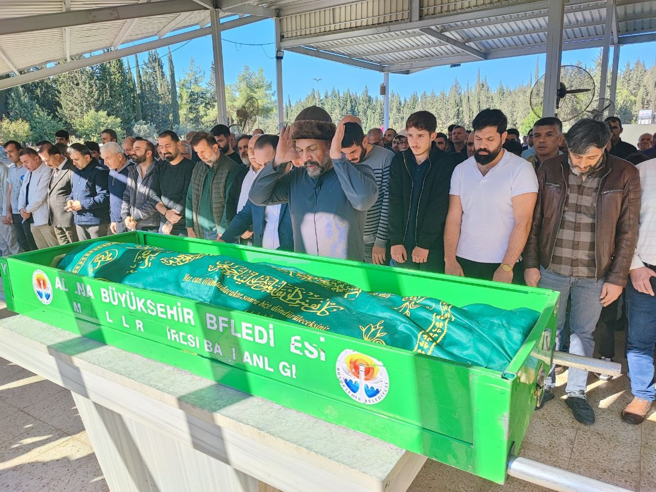 Baba, kazada ölen oğlunun cenaze namazını kıldırdı