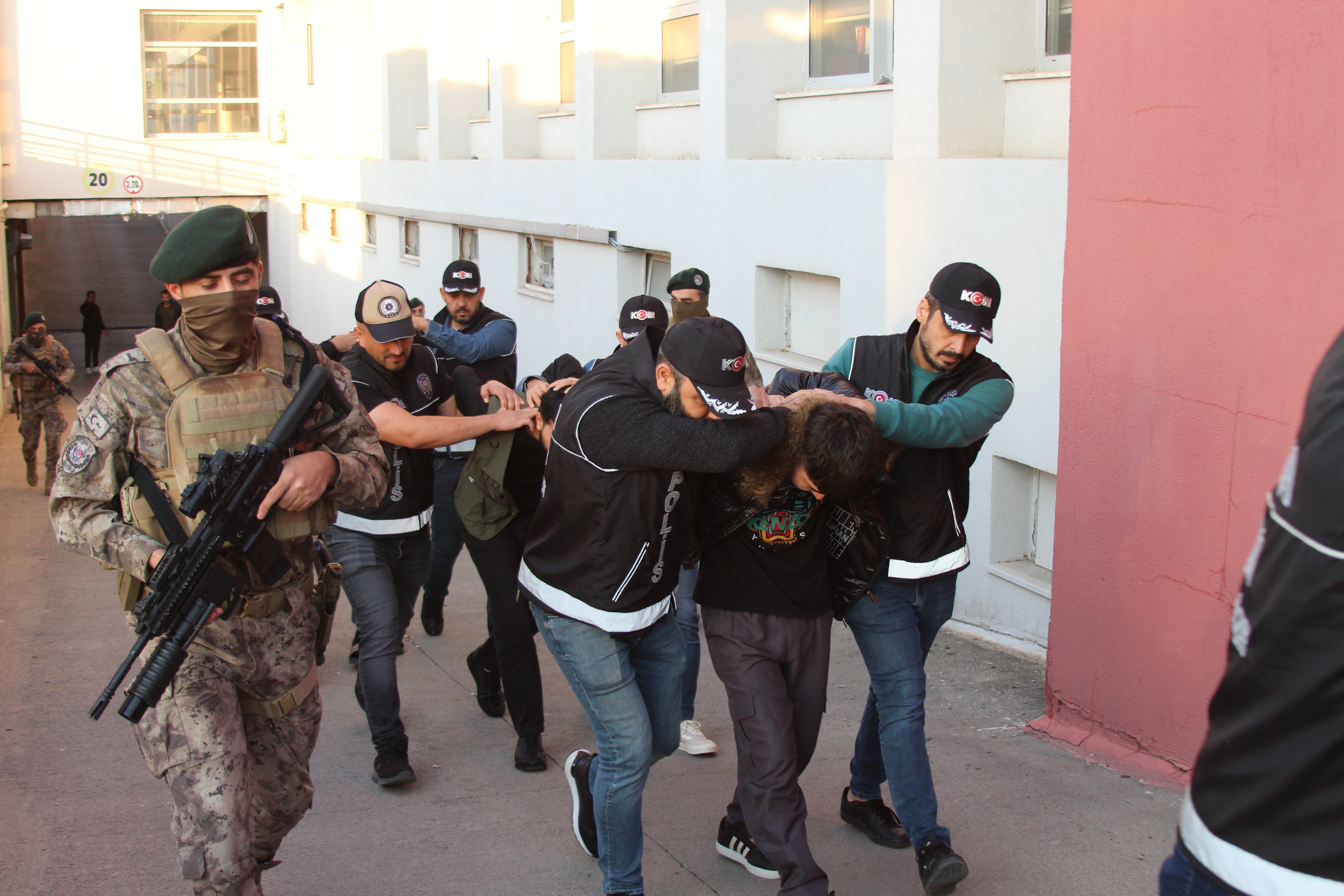 Yurtdışına kaçacaklardı: ‘Bayğaralar’ çetesinin firarileri ve onlara yardım eden 7 şüpheli tutuklandı