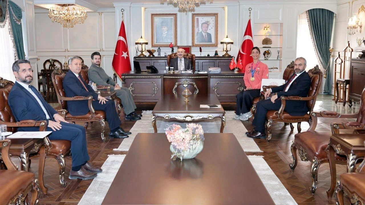 Adana'nın gururu Nafia Kuş Aydın, dünya şampiyonluğu sonrası Vali Köşger’i ziyaret etti