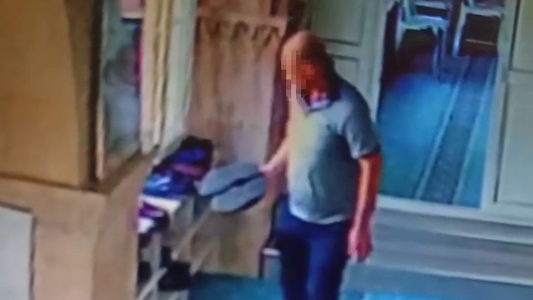 Camide ayakkabıları tek tek inceledi, beğendiğini çaldı